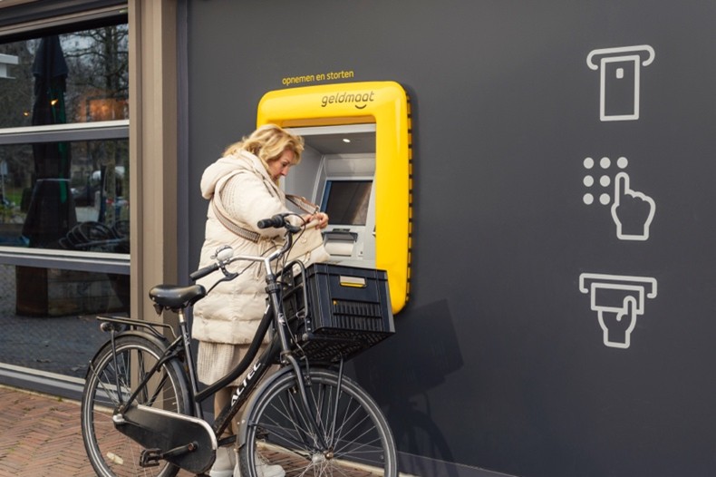 Afbeelding van vrouw die pint bij een geldmaat pinautomaat - klantcase censo
